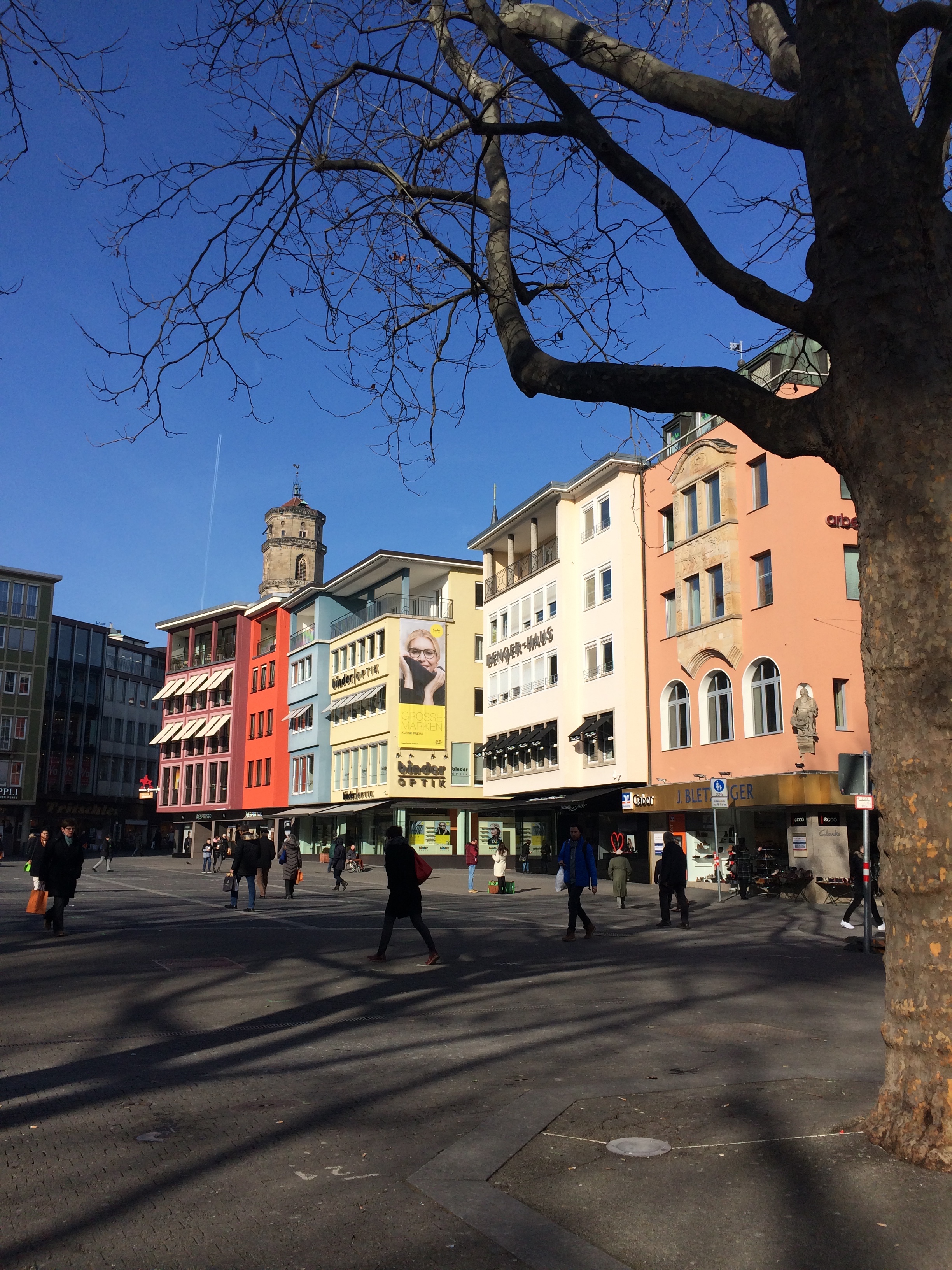 Stuttgarter Marktplatz mit Sonne im Januar