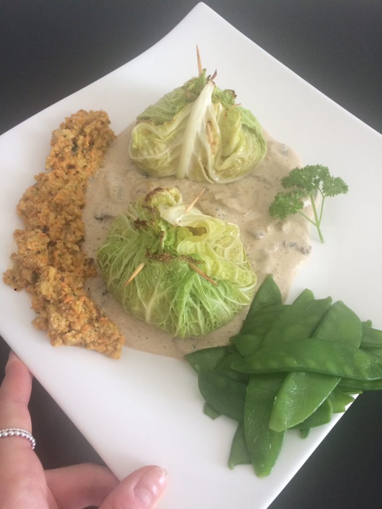 Wirsing-Päckchen auf Champigon-Rahm vegan low-carb