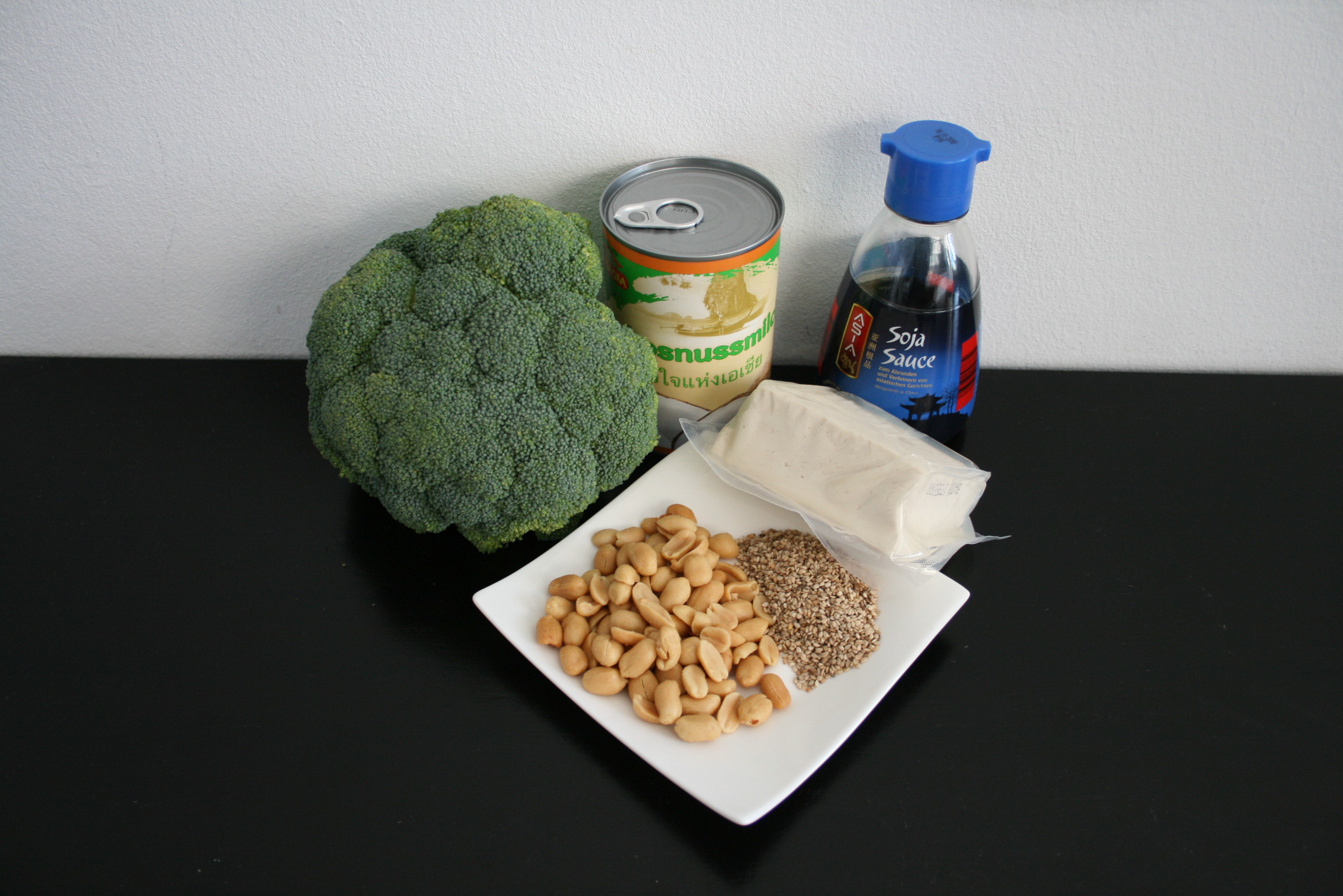 Knuspriger Tofu und Brokkoli mit Erdnusssoße