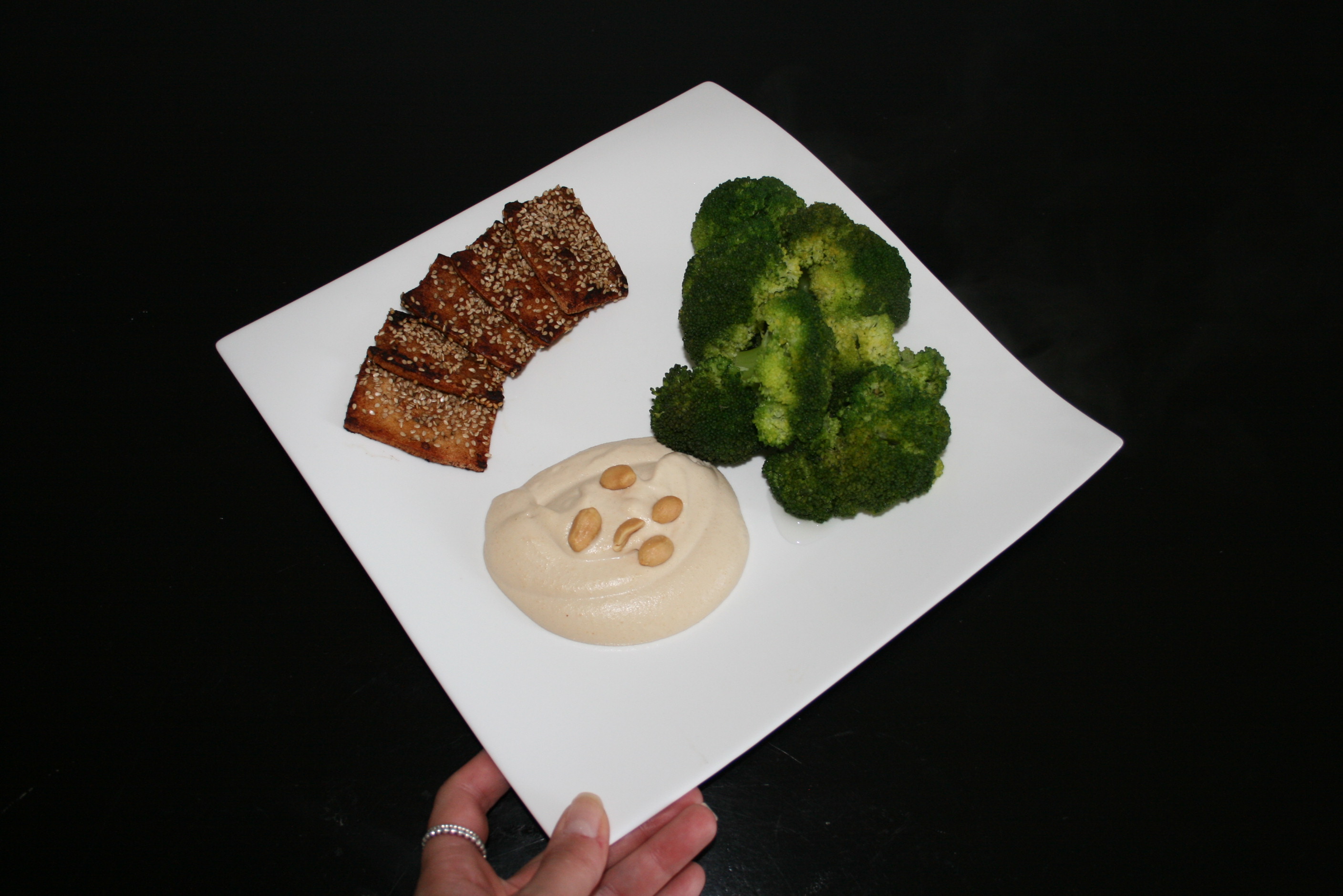 Knuspriger Tofu und Brokkoli mit Erdnusssoße 
